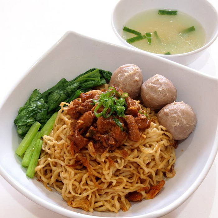 Mie Ayam Tirto Sari: Santapan Hangat di Tengah Keramaian Gumelar Kulon